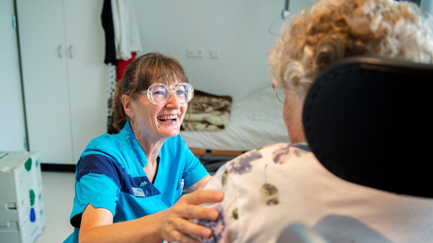 Werken als Preventie-assistent bij MondzorgPlus, in behandeling van een cliënt in de vertrouwde omgeving