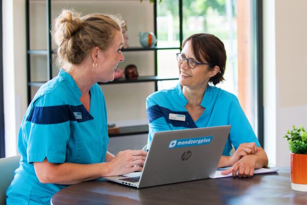 Tandarts en tandartsassistent in overleg.