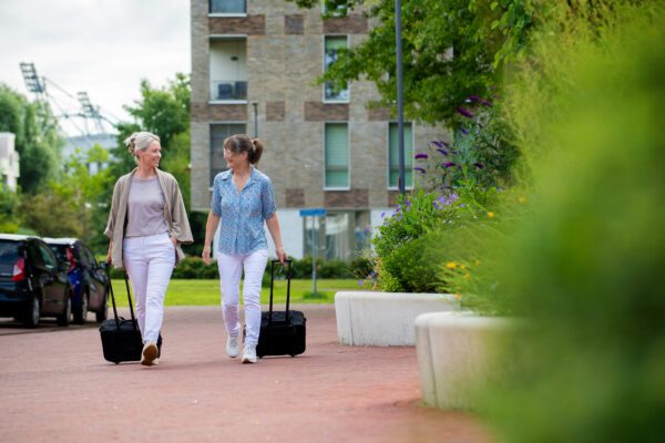 Tandarts en preventie-assistent onderweg naar cliënten.